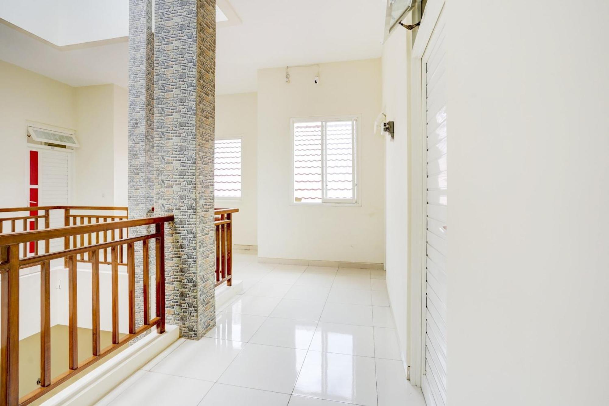 Oyo 90173 Innapp Tenggilis Family Residence Surabaya Exterior photo